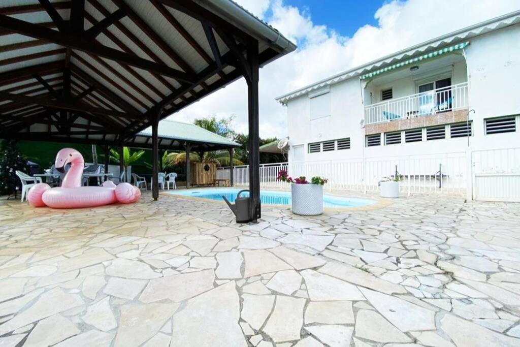 Charmant Appartement Avec Piscine Le Robert Luaran gambar